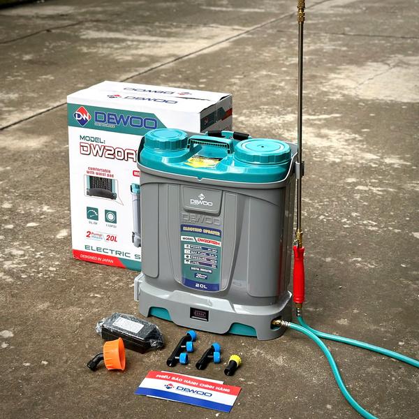 Bình xịt điện 20l 2 bom có đảo thuốc DW20A12M